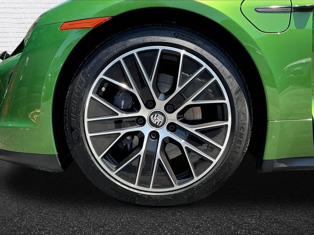 Porsche Taycan photo 24