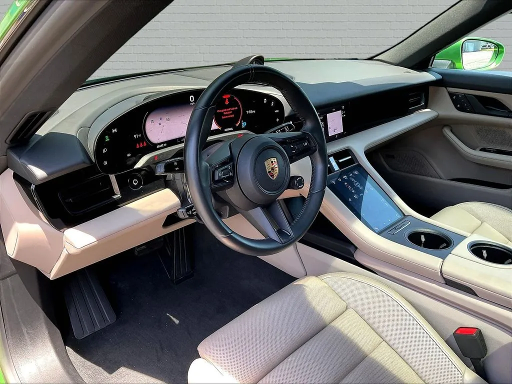 Porsche Taycan photo 12