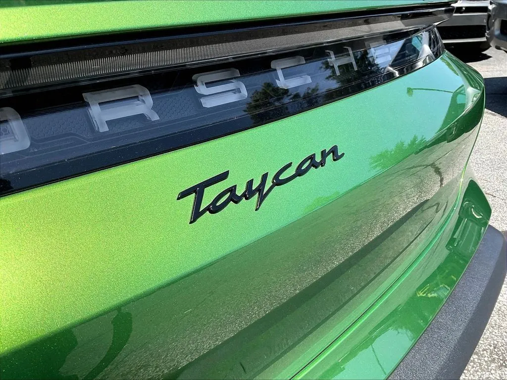 Porsche Taycan photo 17