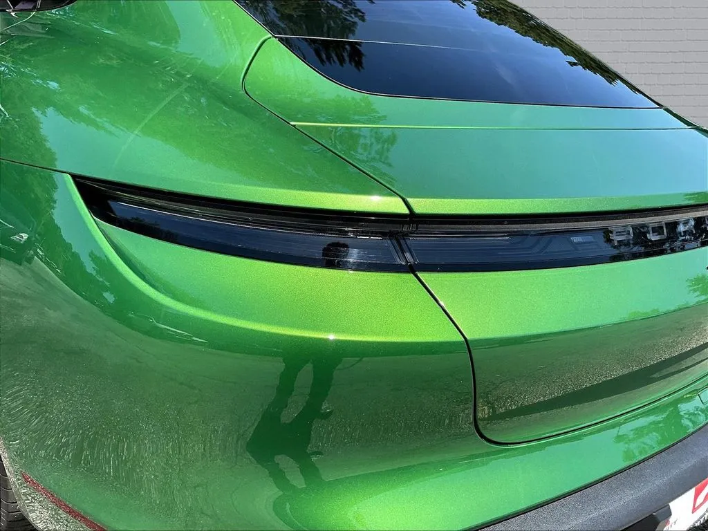 Porsche Taycan photo 16
