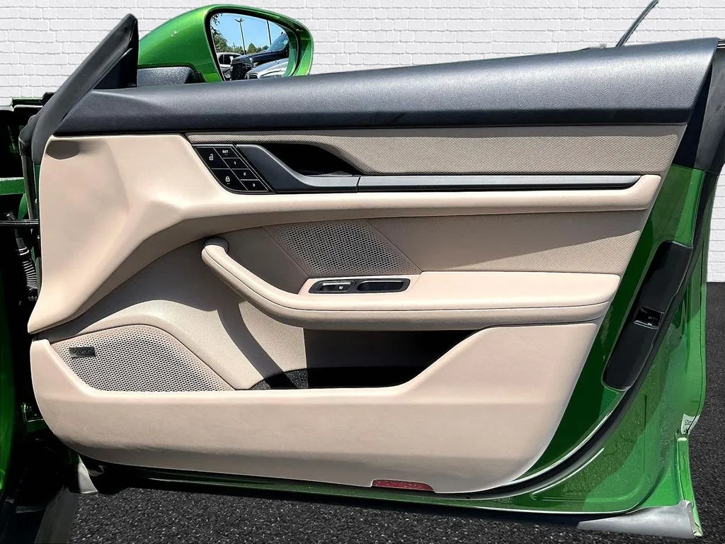 Porsche Taycan photo 20