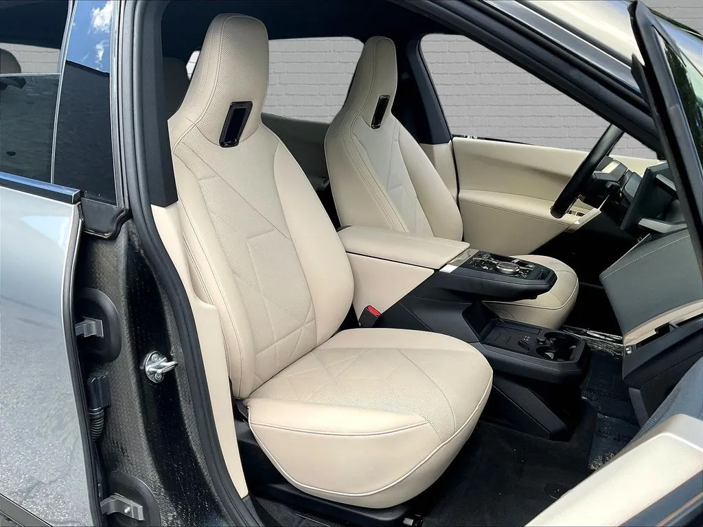 BMW iX photo 26