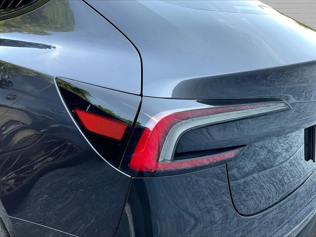 Tesla Model 3 photo 17