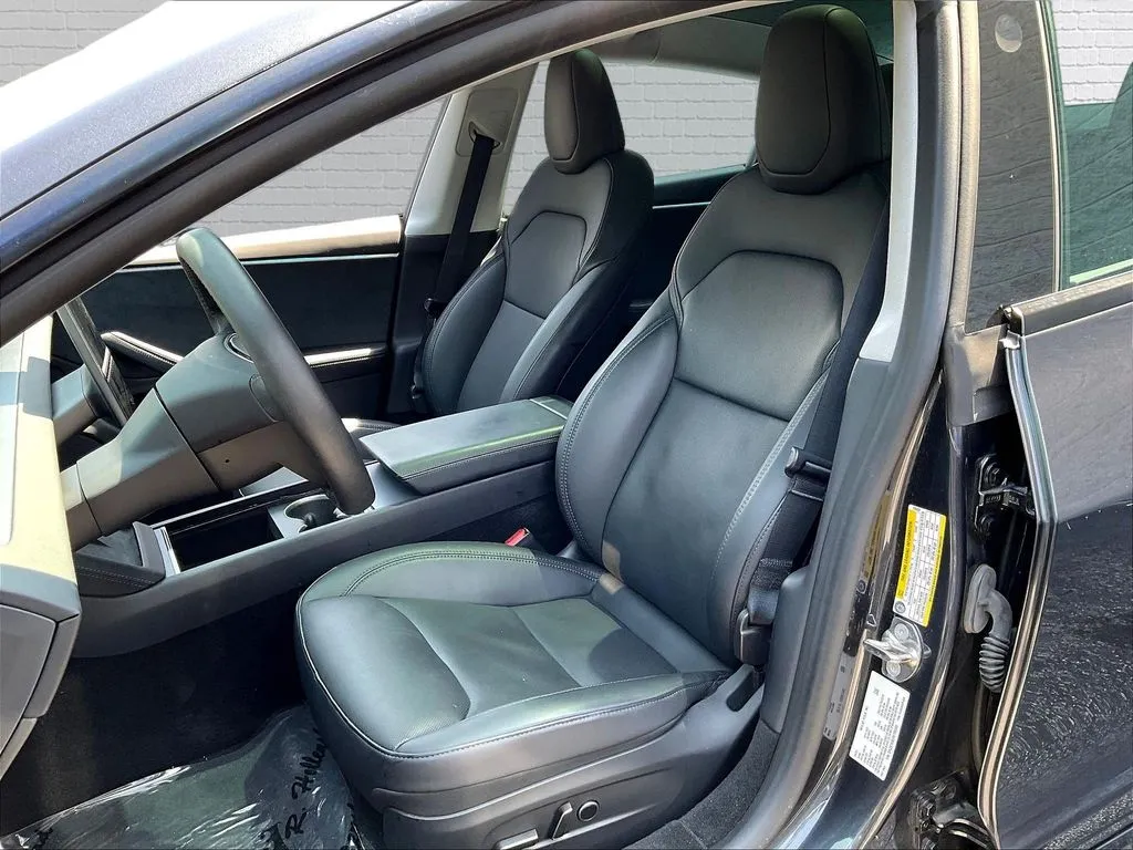 Tesla Model 3 photo 15