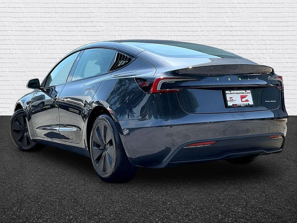 Tesla Model 3 photo 4