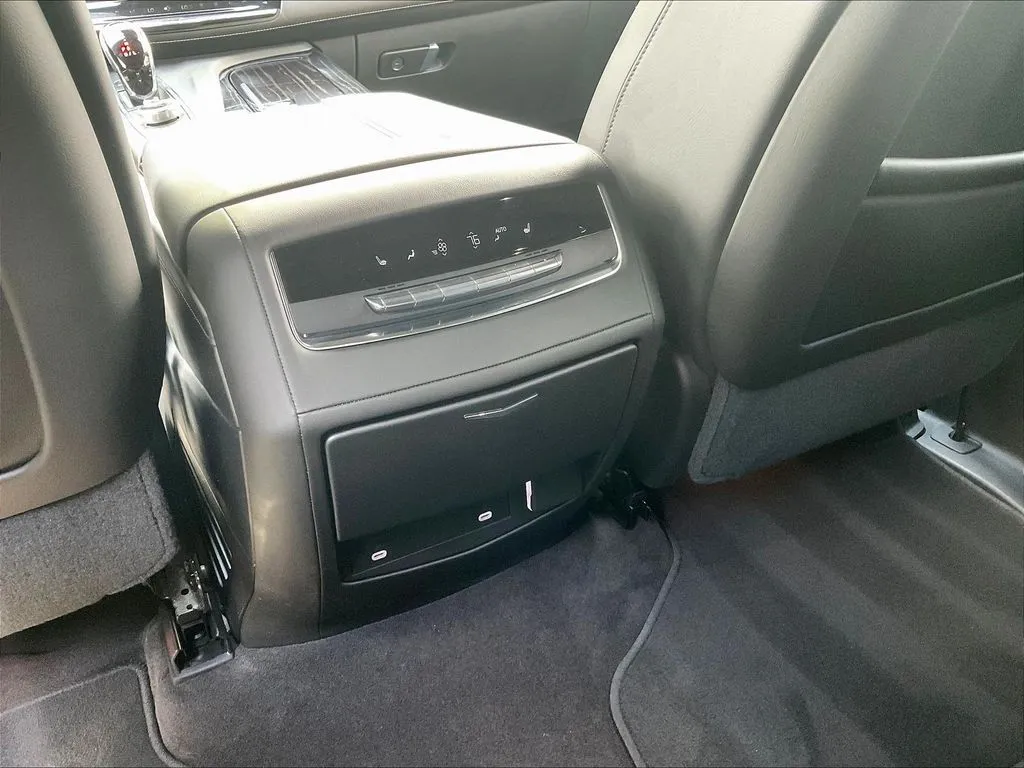 Cadillac Escalade photo 9