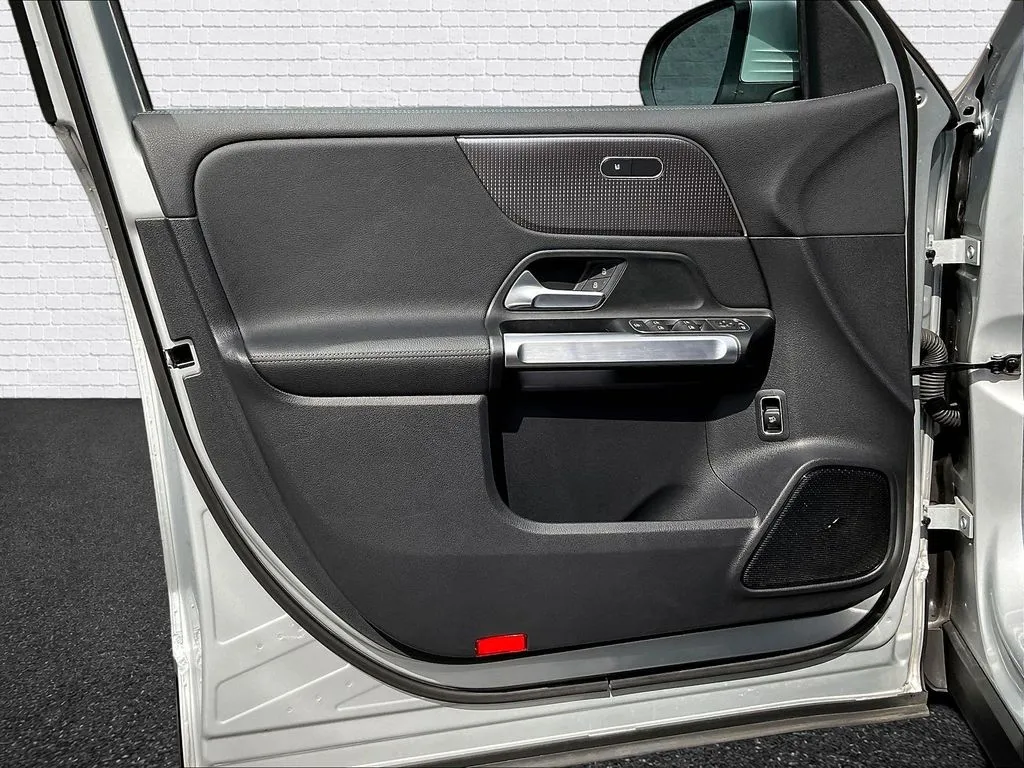 Mercedes-Benz EQB photo 16