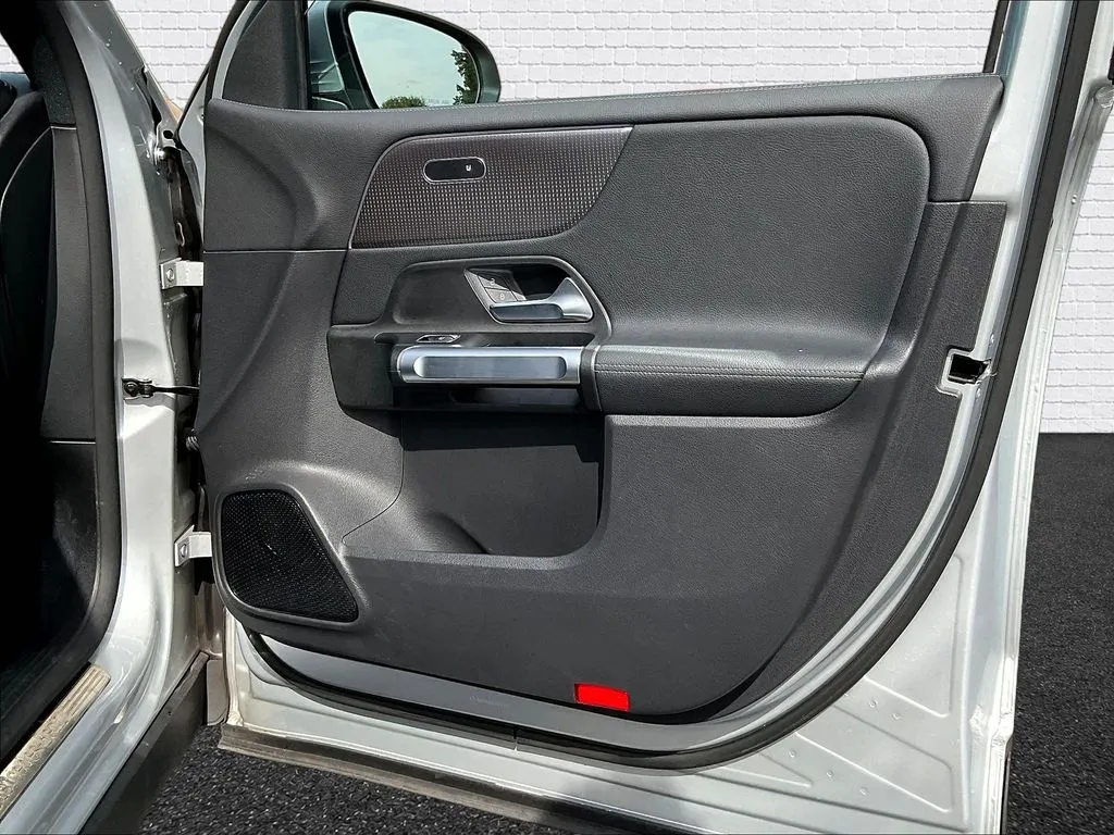 Mercedes-Benz EQB photo 22