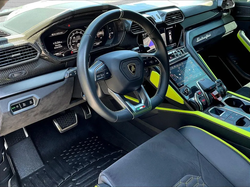 Lamborghini Urus photo 16