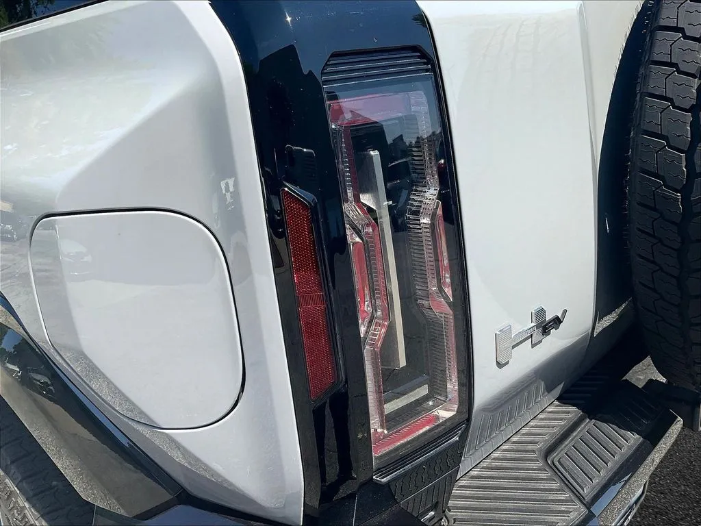 GMC Hummer EV SUV photo 19