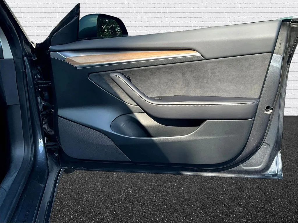 Tesla Model 3 photo 20