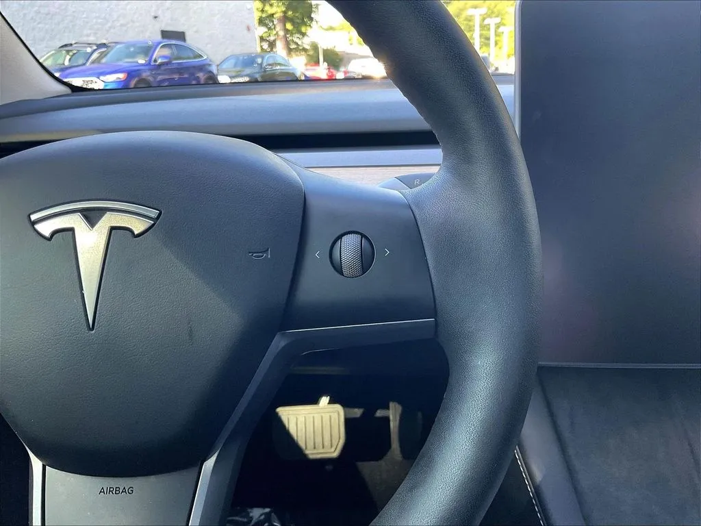 Tesla Model 3 photo 12