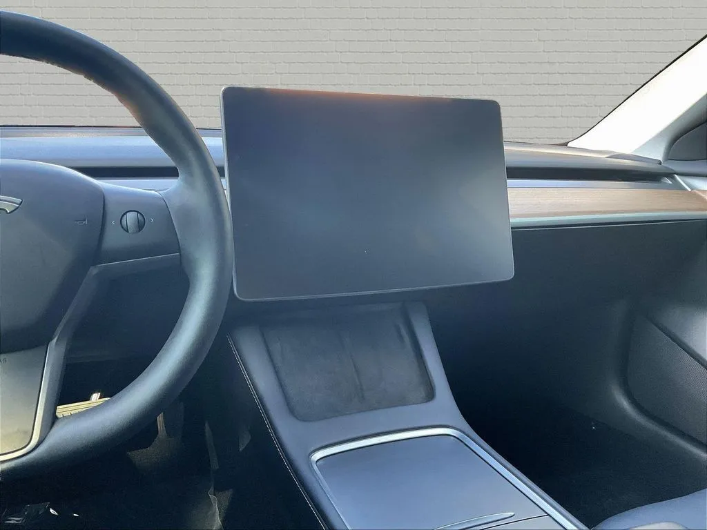 Tesla Model 3 photo 9