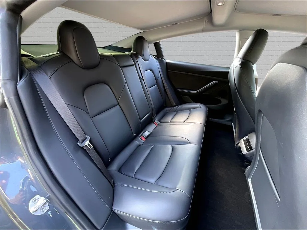 Tesla Model 3 photo 18