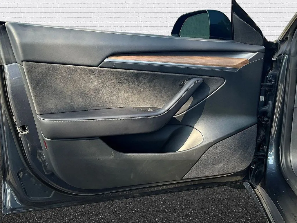 Tesla Model 3 photo 15