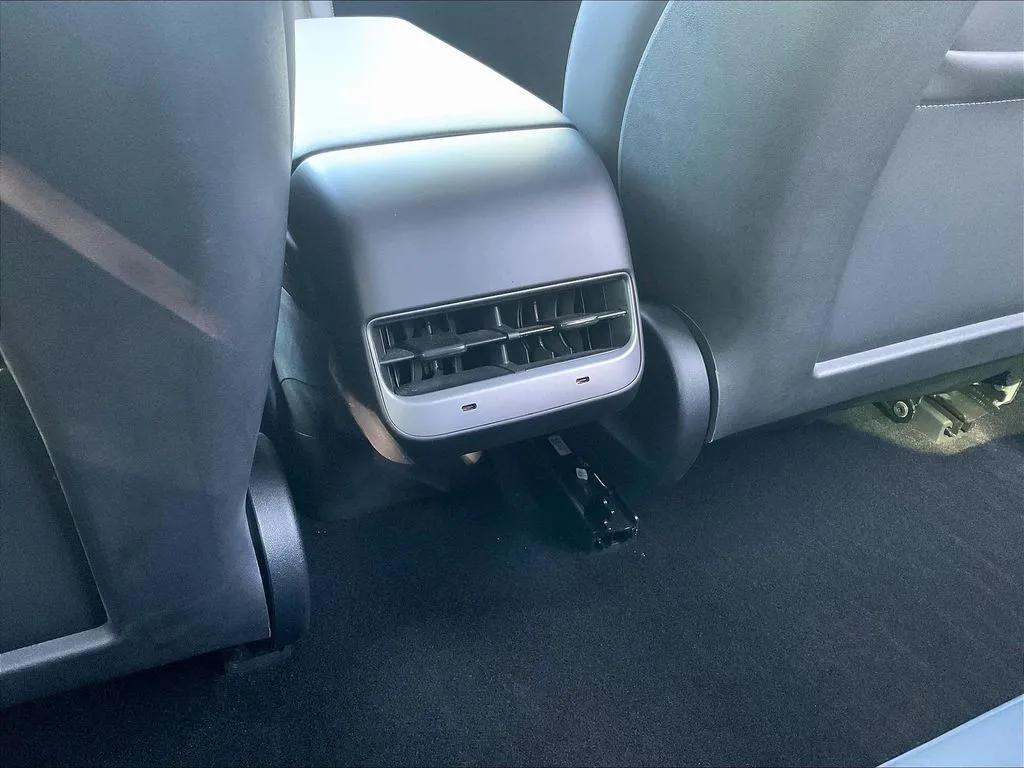 Tesla Model 3 photo 10