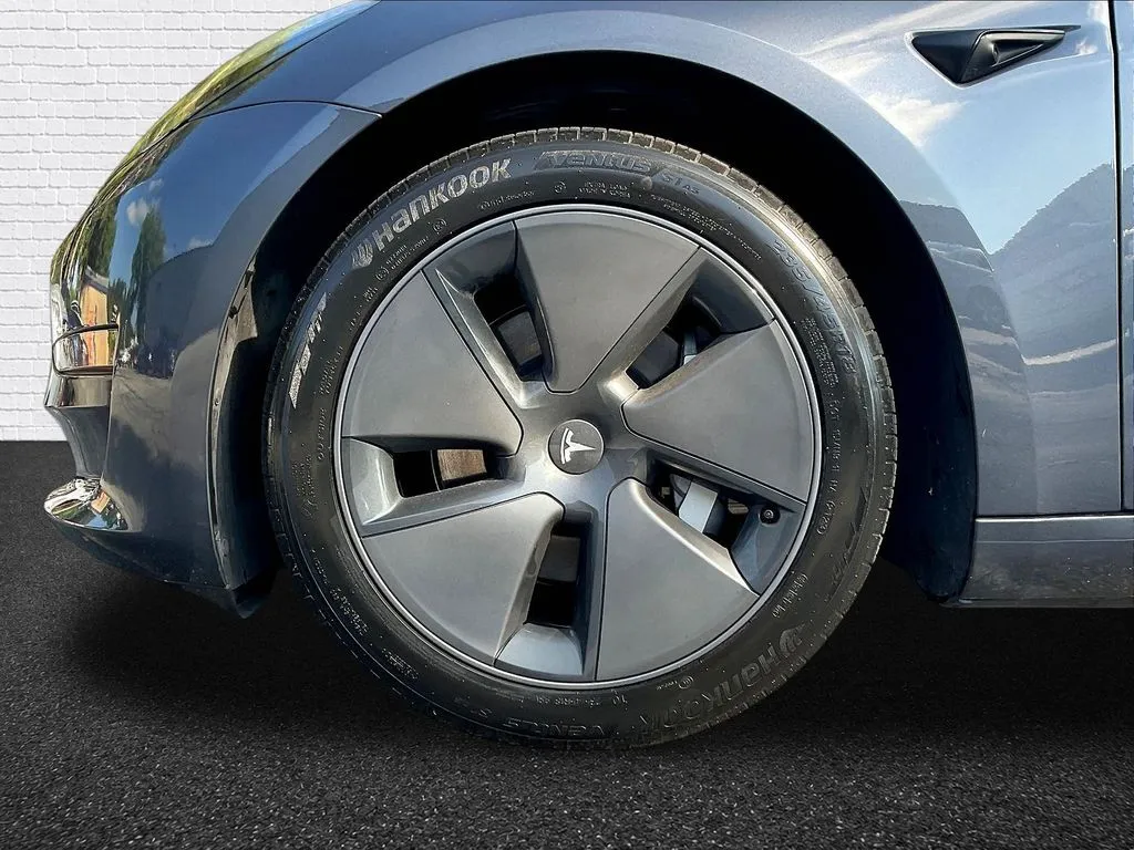 Tesla Model 3 photo 22