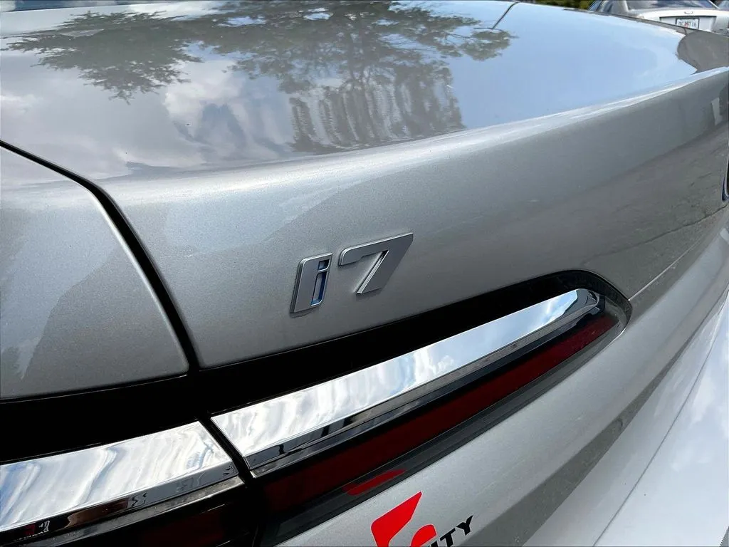 BMW i7 photo 21