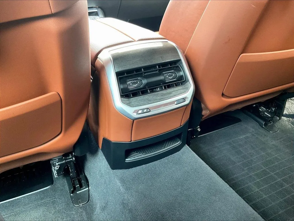 BMW i7 photo 9