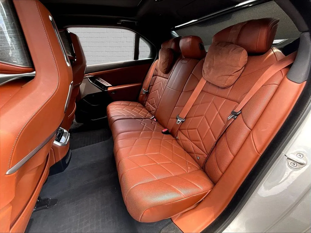 BMW i7 photo 19