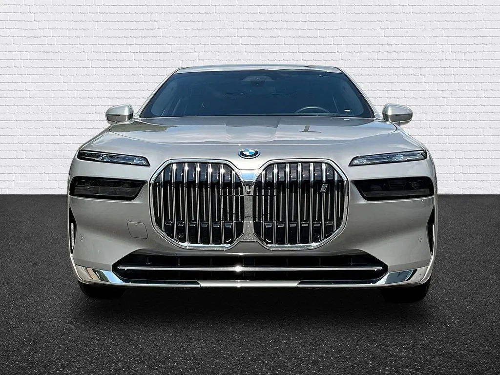 BMW i7 photo 2