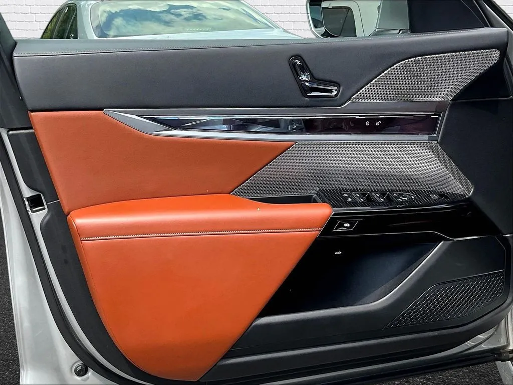 BMW i7 photo 17