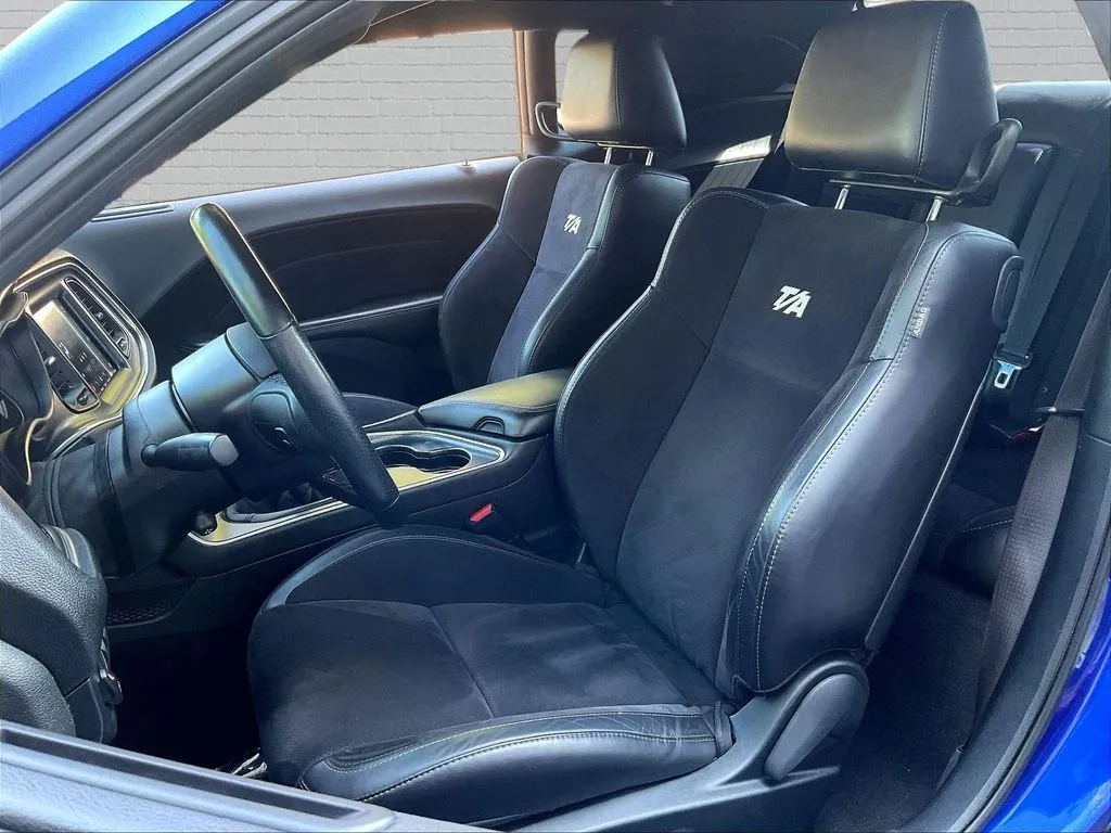 Dodge Challenger photo 17