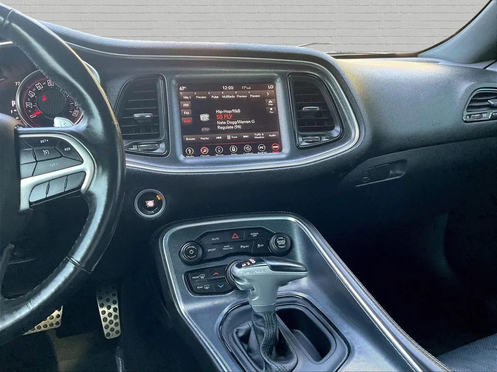 Dodge Challenger photo 8