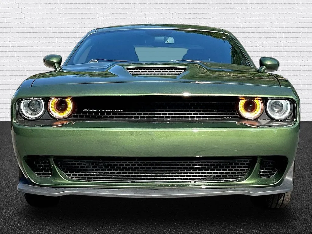 Dodge Challenger photo 2