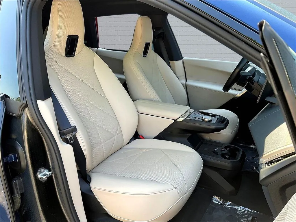 BMW iX photo 22