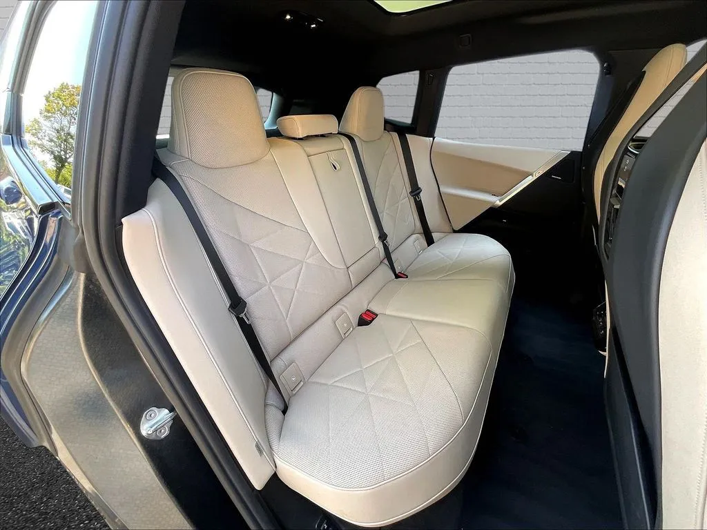 BMW iX photo 21