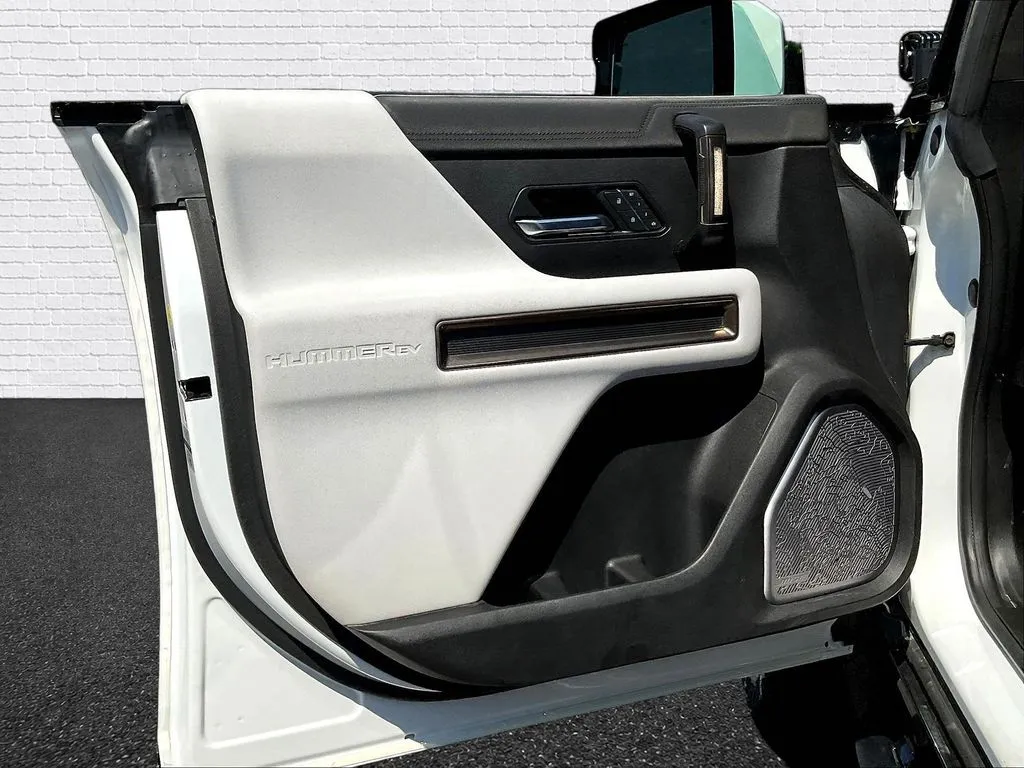 GMC Hummer EV photo 16