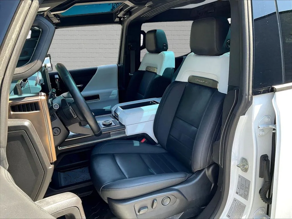 GMC Hummer EV photo 17