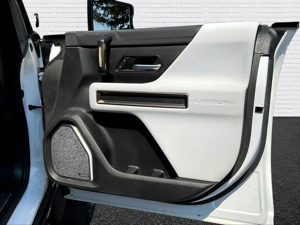 GMC Hummer EV photo 20