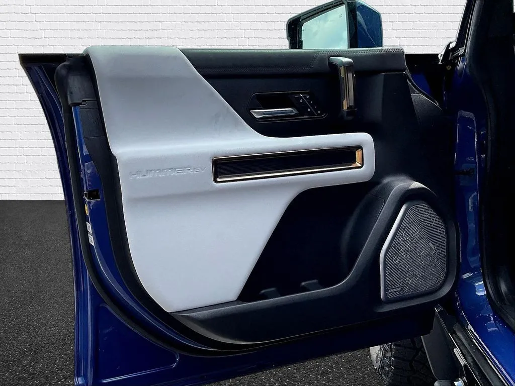 GMC Hummer EV SUV photo 17