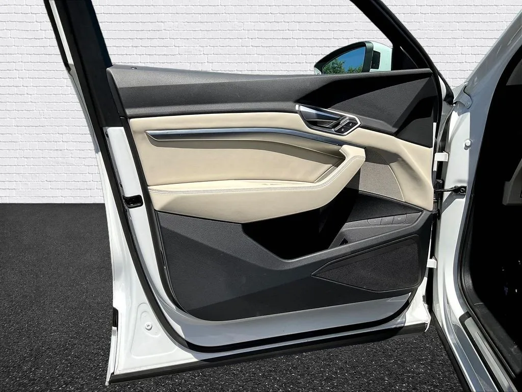 Audi Q8 e-tron photo 17