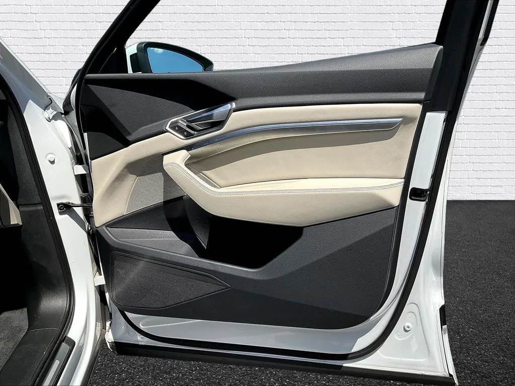 Audi Q8 e-tron photo 22