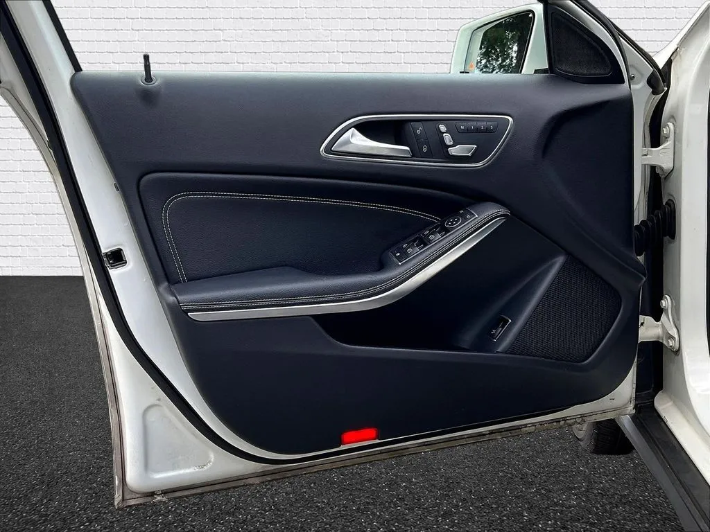 Mercedes-Benz GLA photo 15