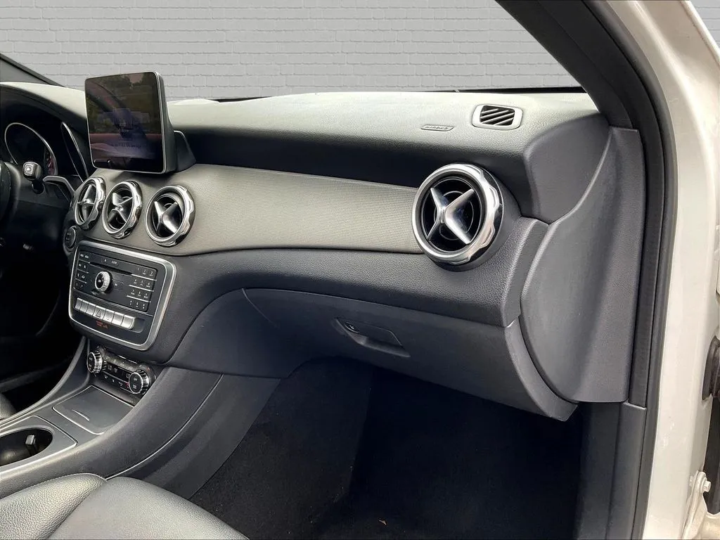 Mercedes-Benz GLA photo 20