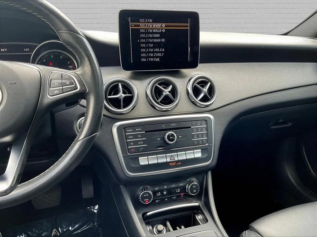 Mercedes-Benz GLA photo 8