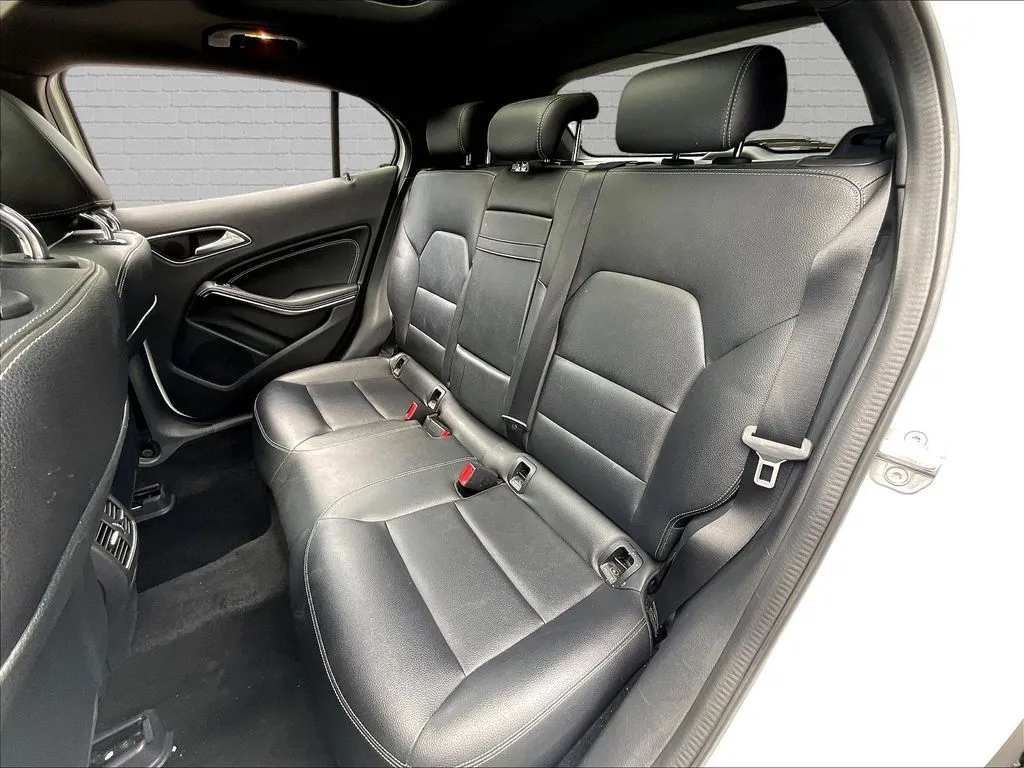 Mercedes-Benz GLA photo 17