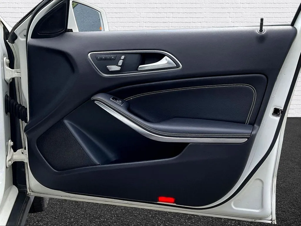 Mercedes-Benz GLA photo 22