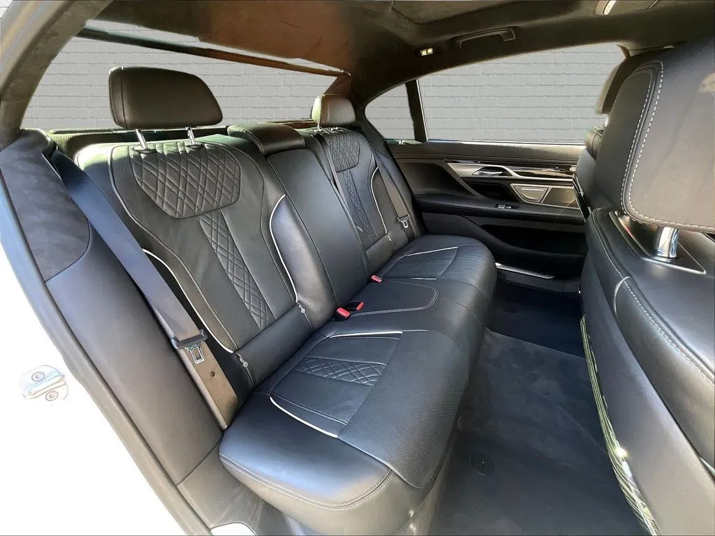 BMW 7 Series photo 18