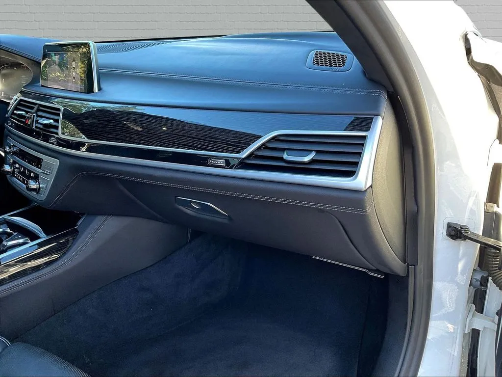 BMW 7 Series photo 19