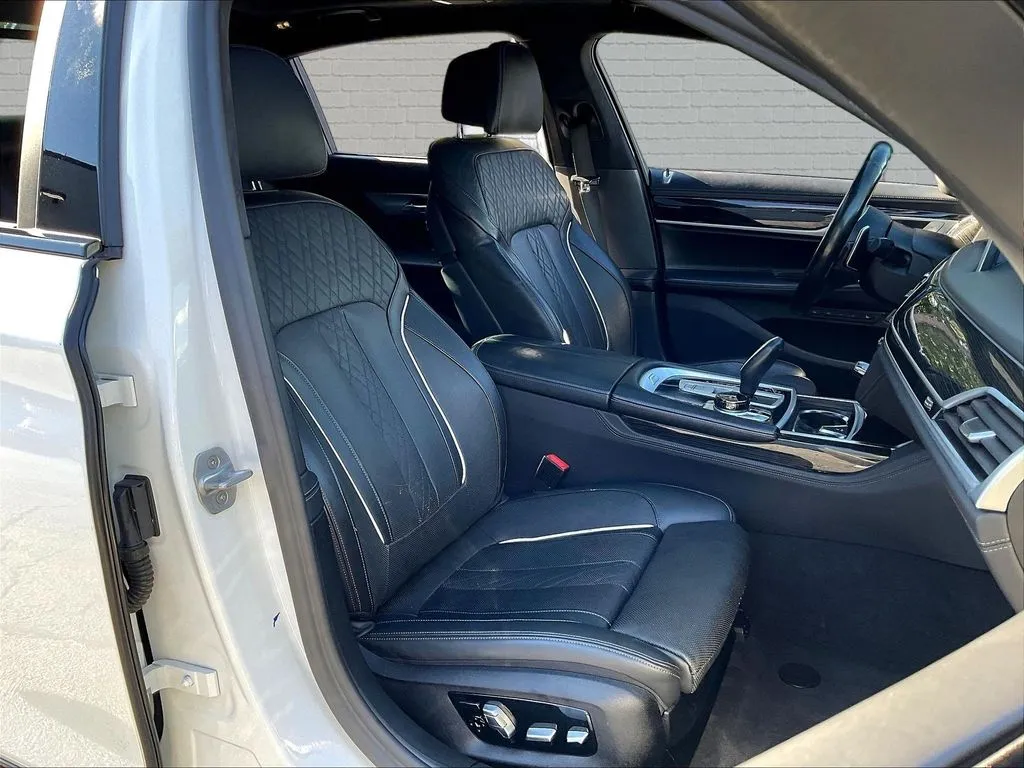 BMW 7 Series photo 21