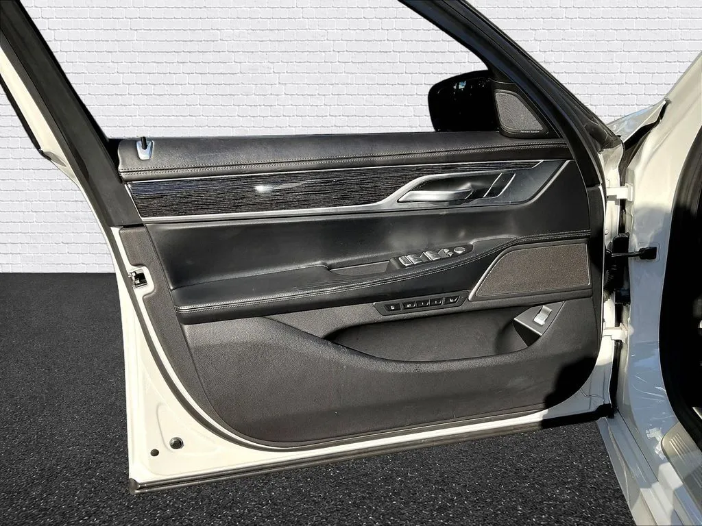 BMW 7 Series photo 15