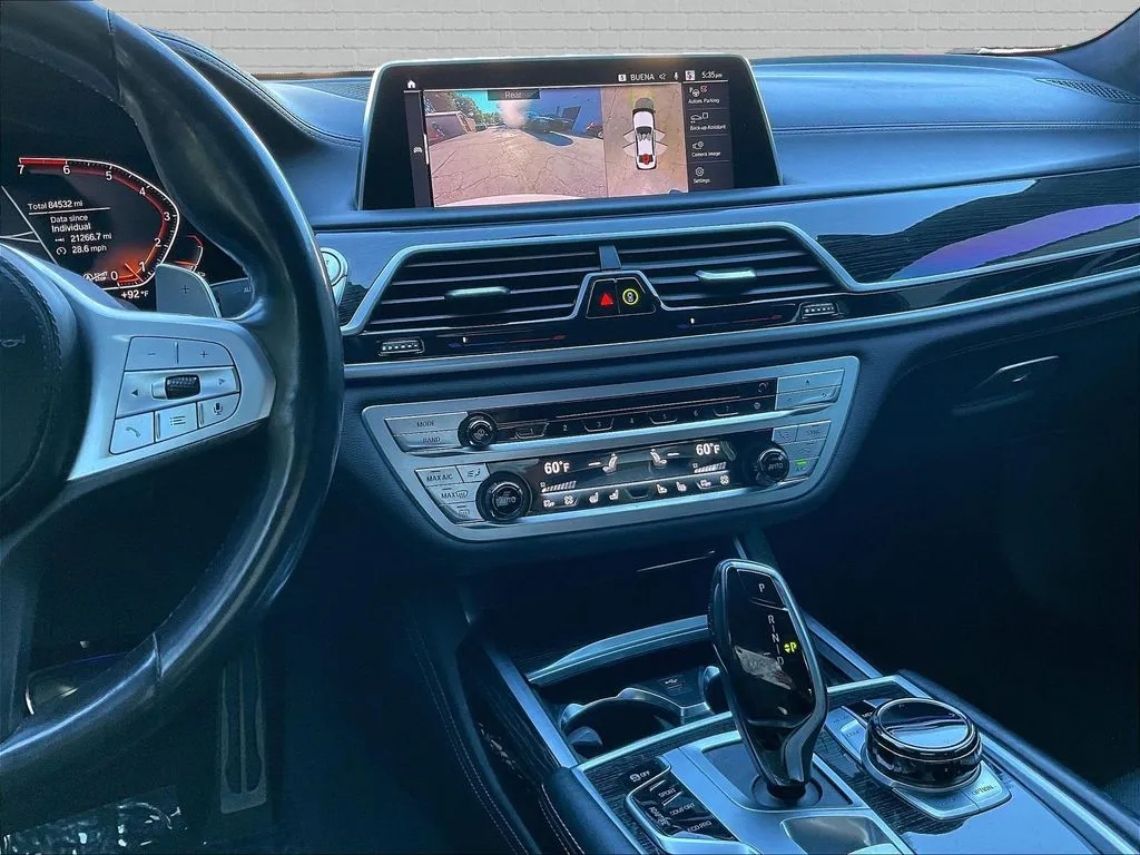 BMW 7 Series photo 9
