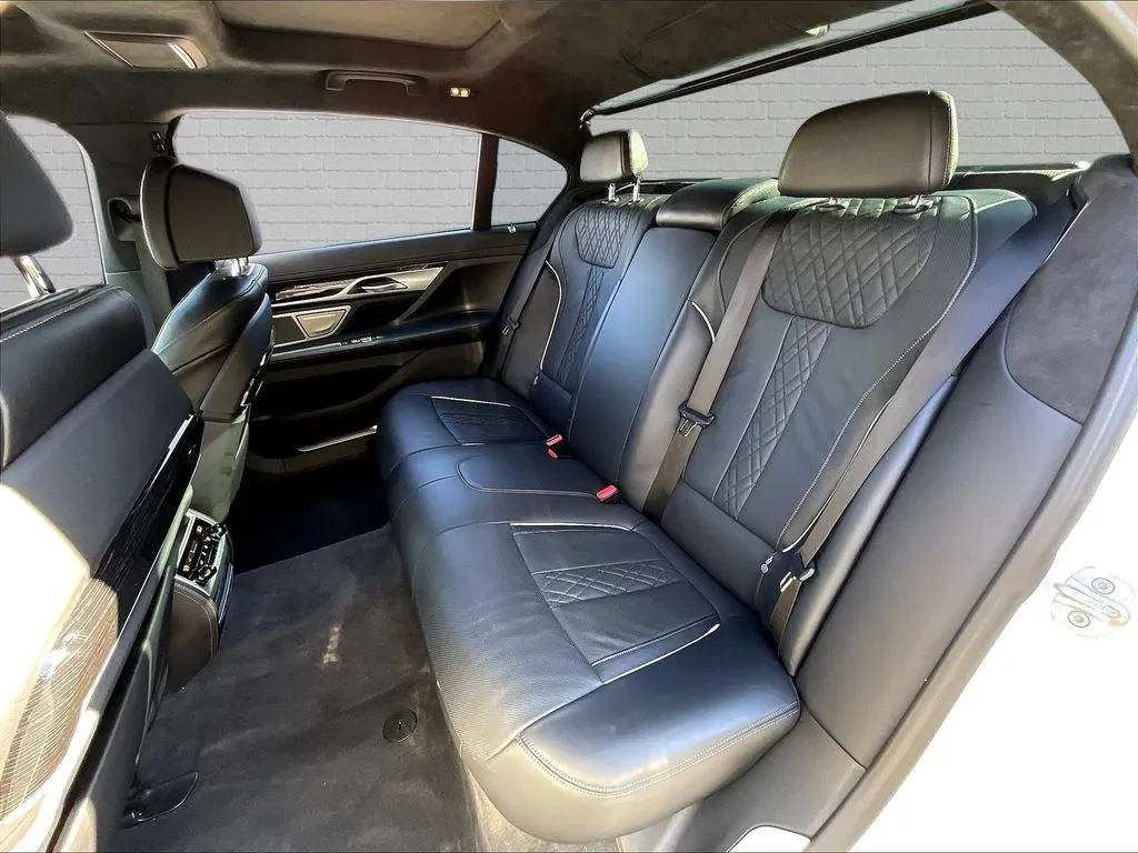 BMW 7 Series photo 17