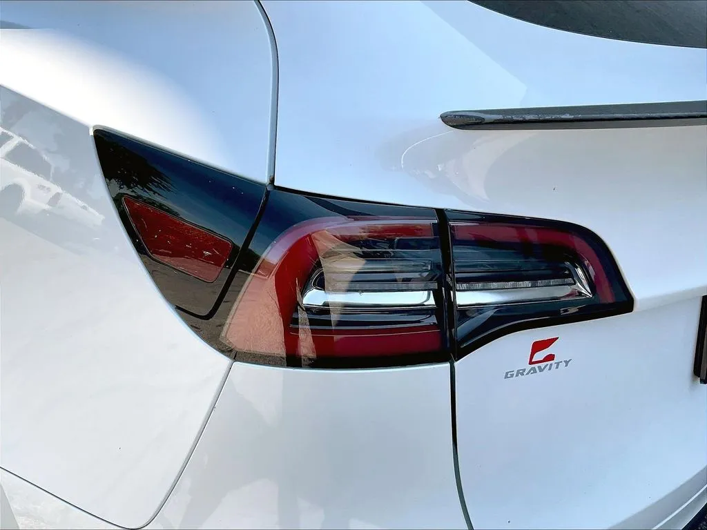 Tesla Model Y photo 16