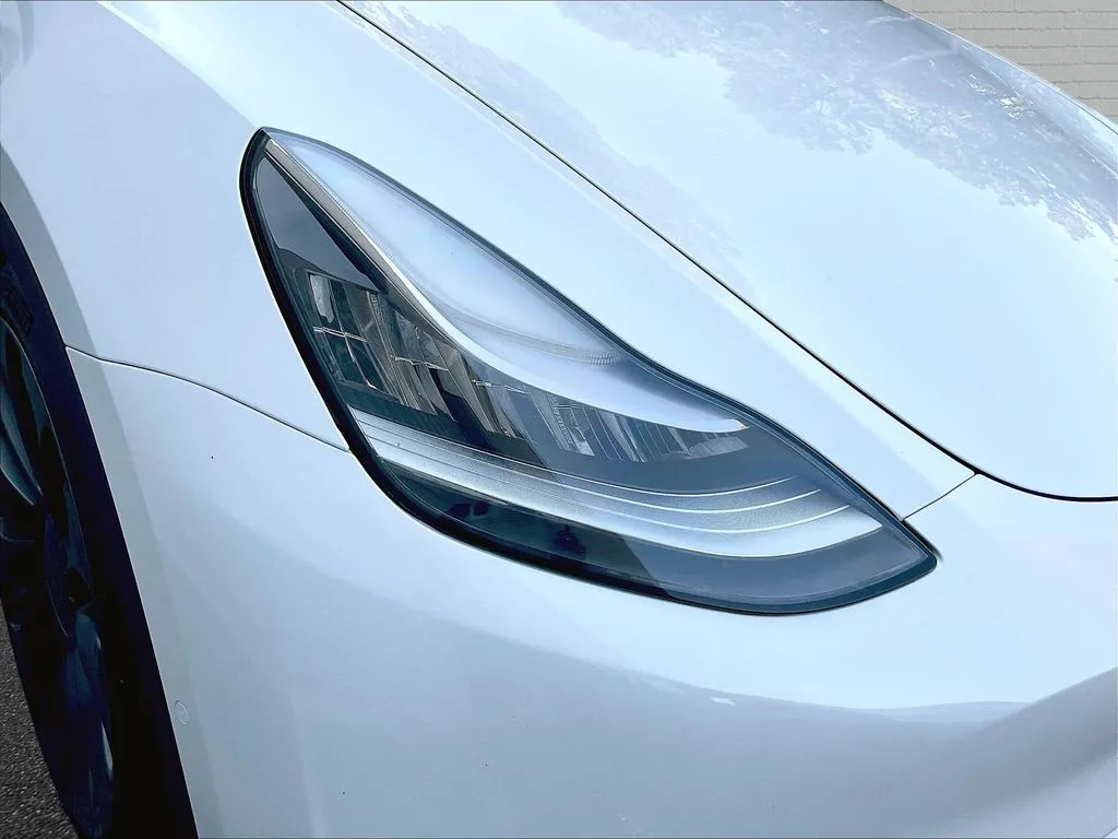 Tesla Model Y photo 21